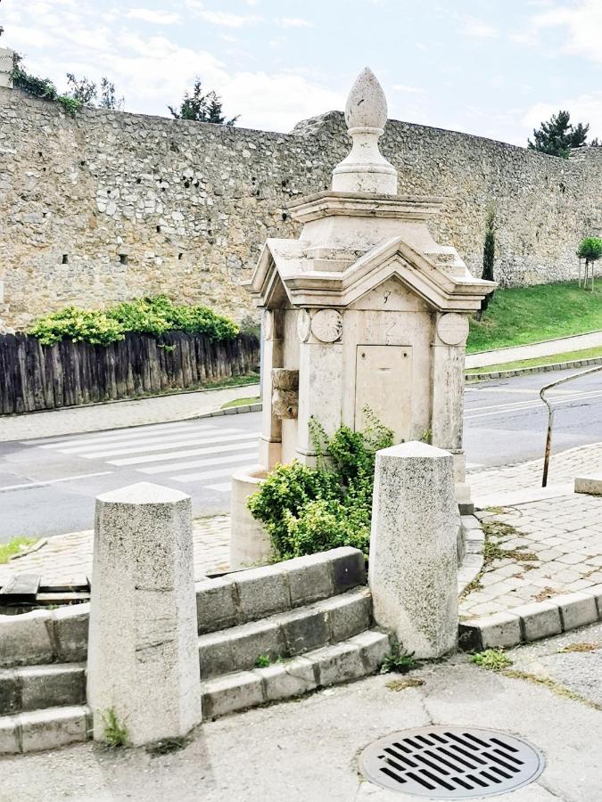 Kalvaria Vendeghaz, Koezvetlenuel A Varfal Mellett. Pécs Exterior photo